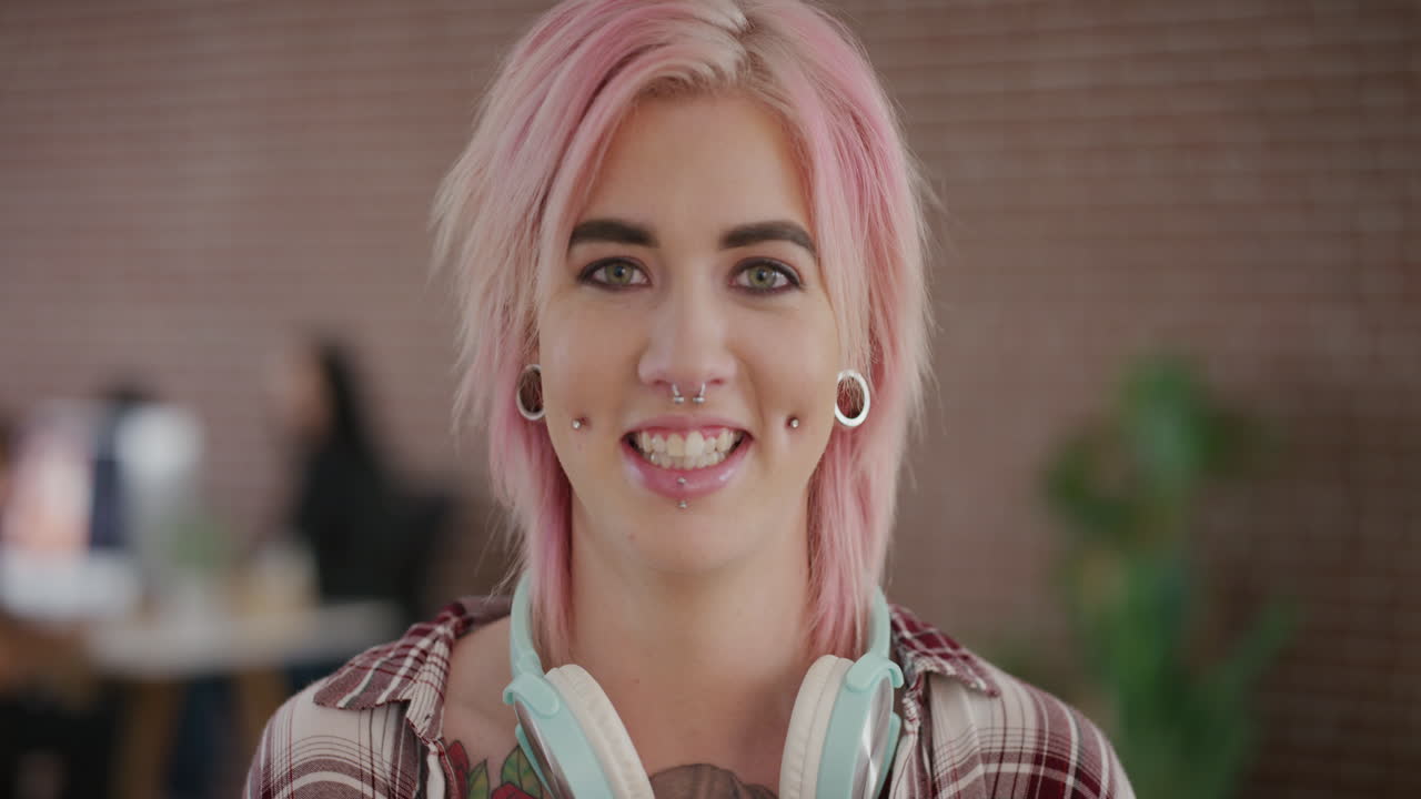 초상화 행복한 젊은 여성  ⁇ 크 미소 개성을 즐기고 피어싱을 착용  ⁇ 키 핑크 헤어스타일 느린 동작
