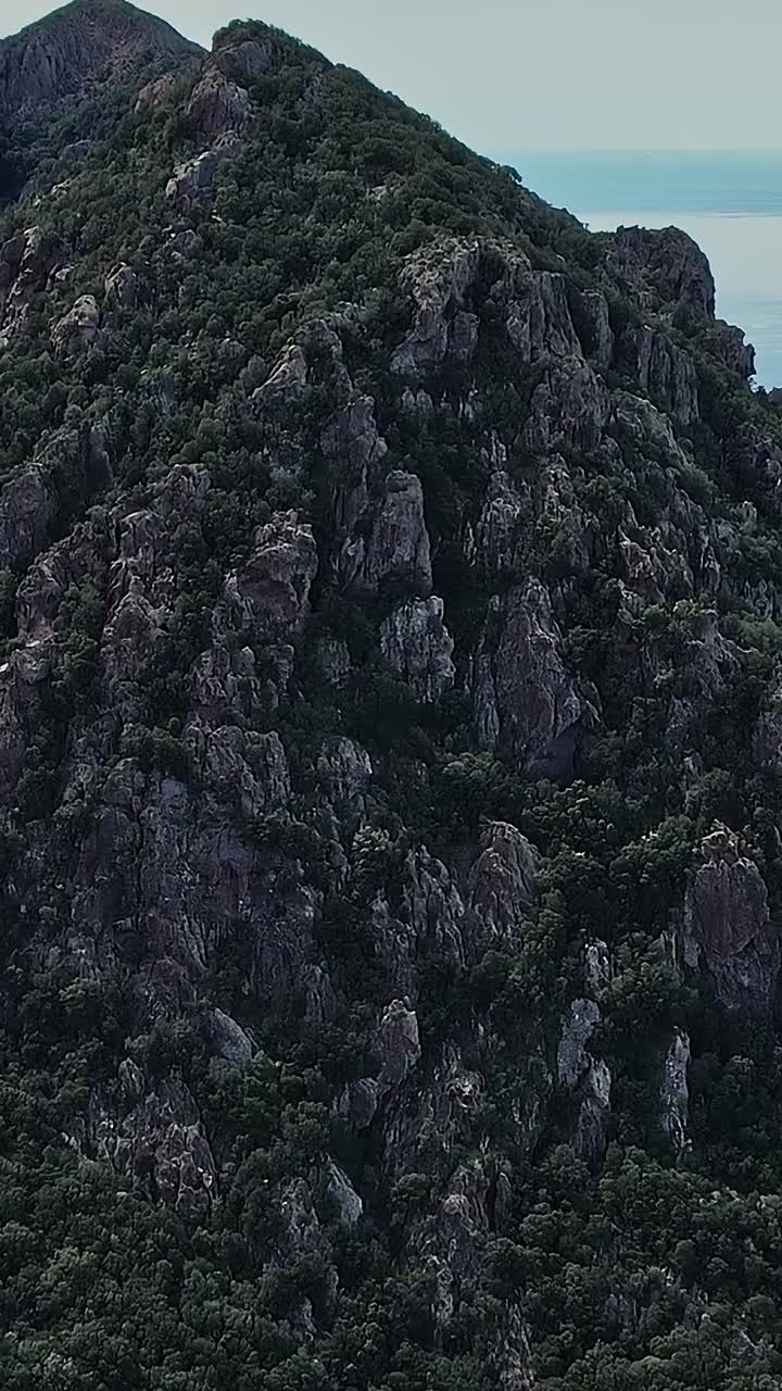 Vista mozzafiato di una montagna in Corsica durante le ore diurne