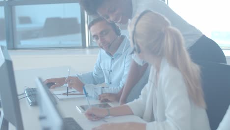 Friendly-female-manager-with-tablet,-explaining-tasks-to-employees