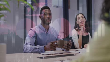 animación del procesamiento de datos financieros sobre diversas personas de negocios en la oficina