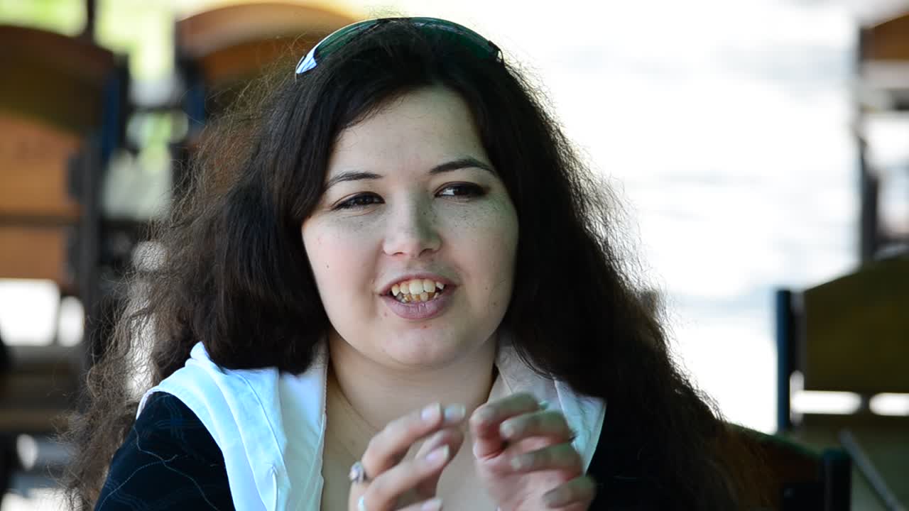 La ragazza parla al caffè. Riprese in primavera
