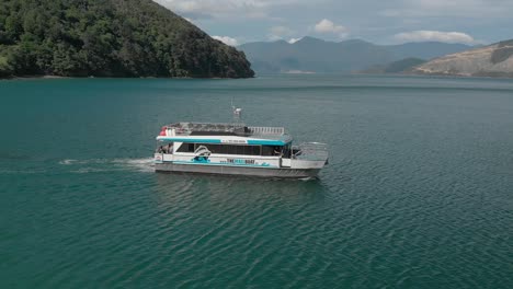 barco de correo de pelorus, sonidos de marlborough queen charlotte, nueva zelanda con montañas en el fondo-dron aéreo