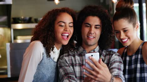 amigos felices tomando una selfie en el teléfono móvil