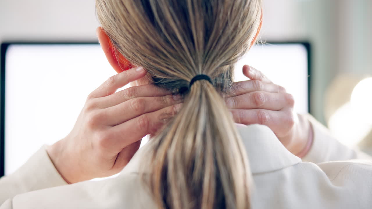 스트레스, 목 통증 및 사무실에 있는 여성의 손