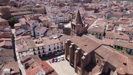 Aerial-view-of-city-and-the-church-tower-Iglesia-de-Santiago-el-Mayor,-Cáceres,-Spain