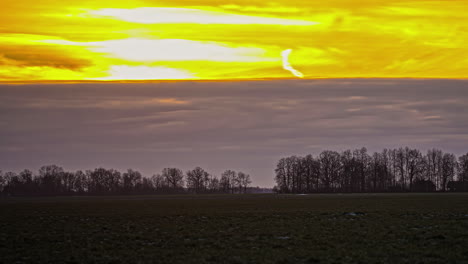 Increíble-Timelapse-Tríptico-De-Nubes-Rodantes-Debajo-De-Cielos-Amarillos-Dorados-Al-Atardecer