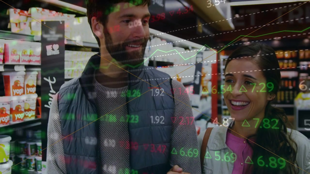 Pareja entrelazando los brazos caminando por el pasillo de yogures, observando gráficos de mercado brillantes con números flotando alrededor.