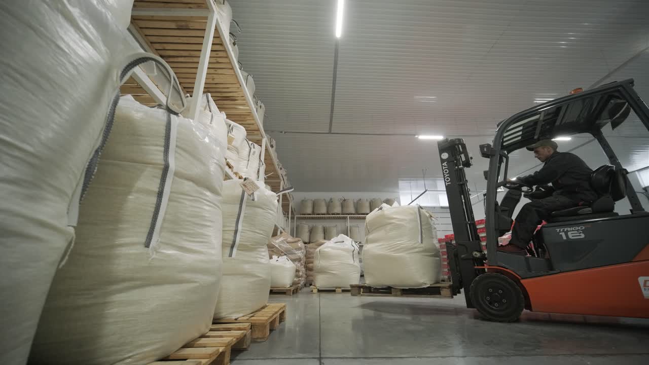 창고에서 작동하는 포크리프트