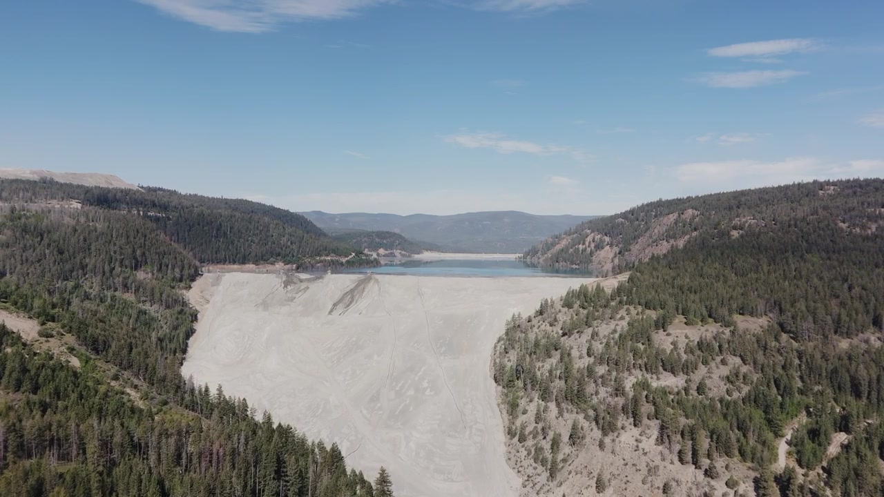 Vista di un grande bacino di sterili minerari in Columbia Britannica, Canada
