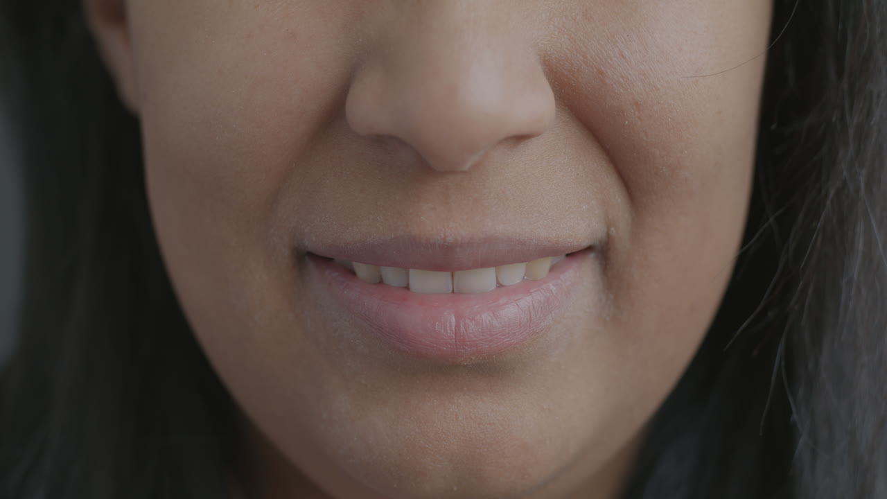 笑顔の女性の顔のクローズアップ
