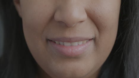 primer plano de la cara de una mujer sonriente