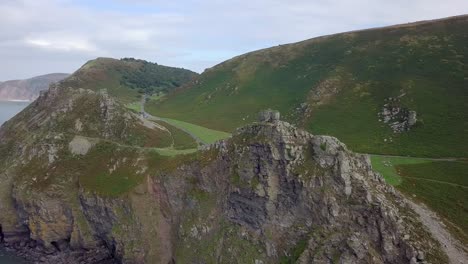 amplia panorámica aérea y seguimiento de derecha a izquierda alrededor del valle de las rocas, cerca de lynton, devon
