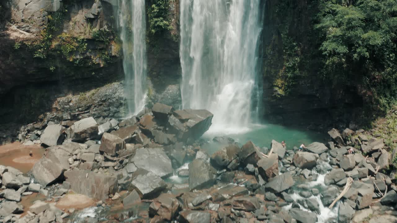 impresionantes vistas de las cascadas de nauyaca que fluyen desde las montañas rocosas en costa rica