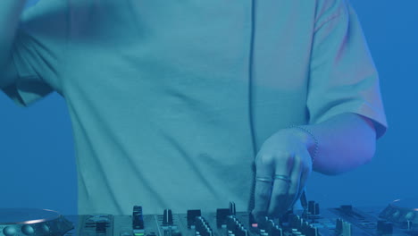 dj en la discoteca