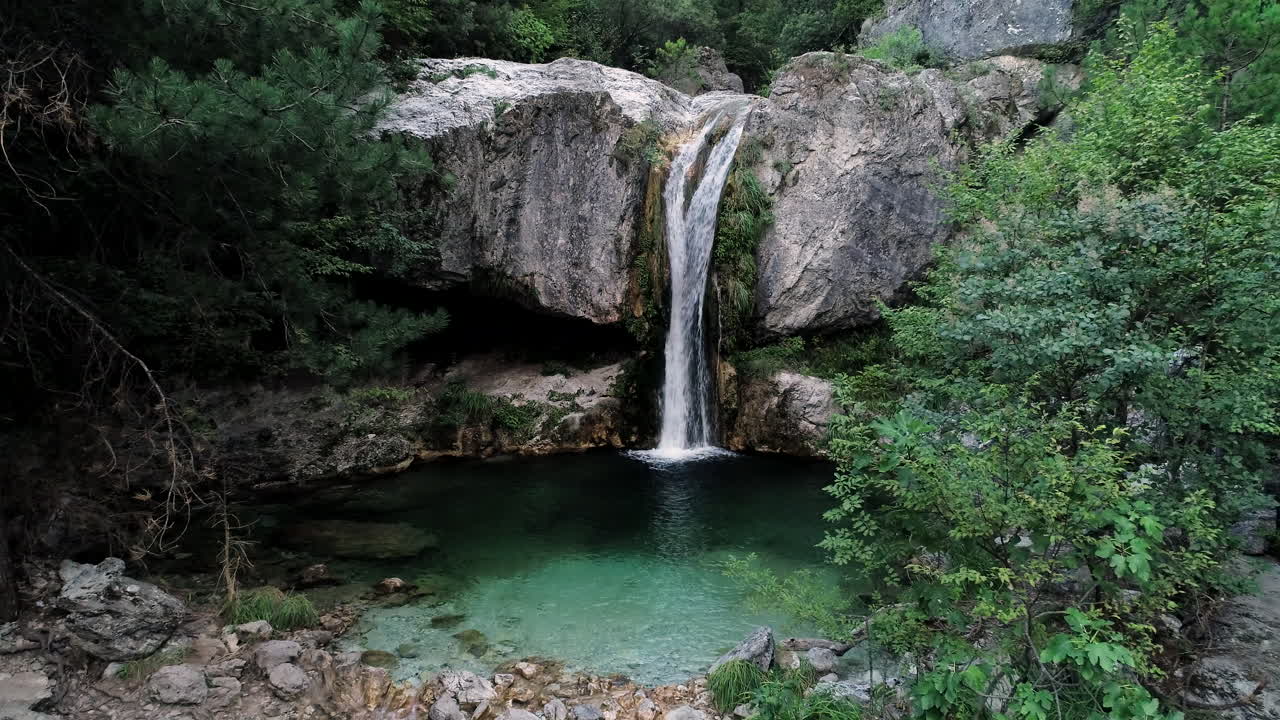 cascada de la montaña olympus en medio de una grieta