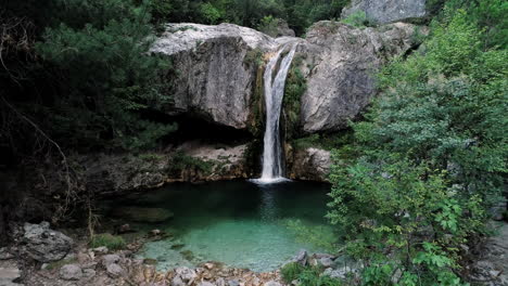 cascada de la montaña olympus en medio de una grieta