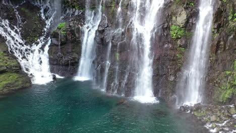 grand galet cae en la cascada langevin en la isla de réunion