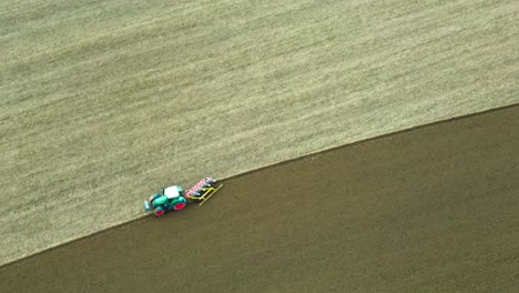 Drone-Vuela-Sobre-El-Campo-Arando-Tractor-4k