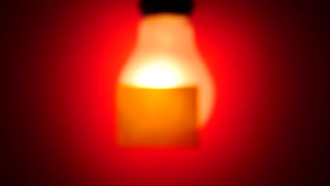 iluminar el papel amarillo en la bombilla