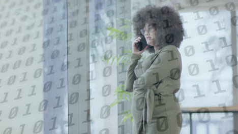 animación de procesamiento de datos de codificación binaria sobre mujer de negocios biracial en la oficina