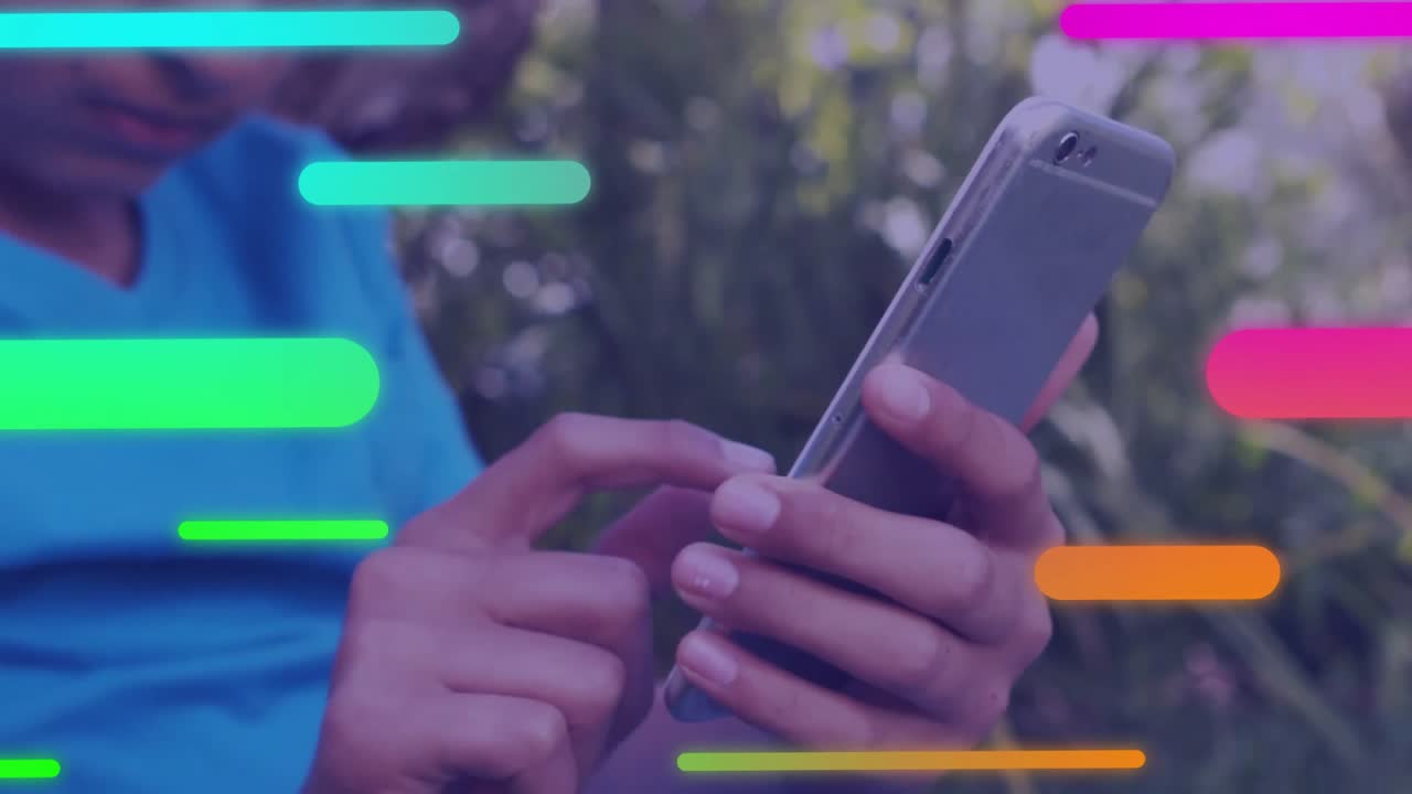 Animação de barras multicoloridas sobre um homem desfocado usando um smartphone ao ar livre.