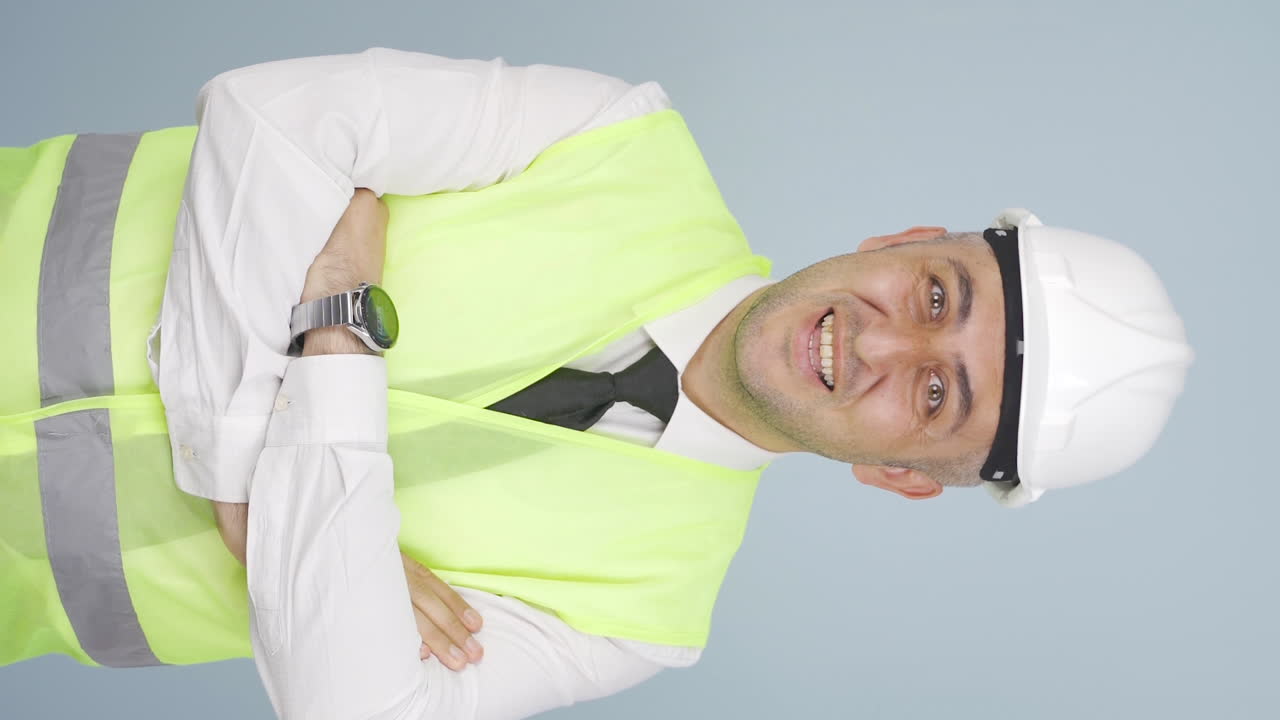 vídeo vertical del ingeniero haciendo una señal de confianza a la cámara.