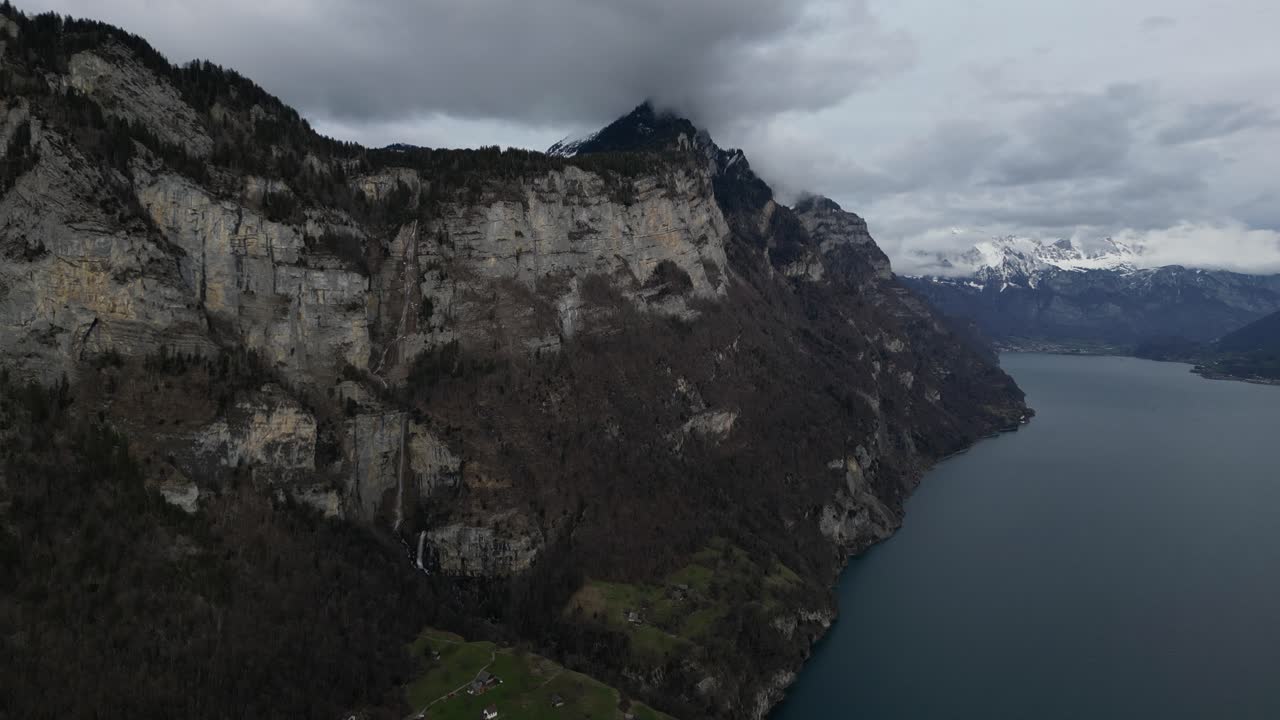 vista en perfil de las montañas y colinas durante la temporada de invierno bajo un cielo nublado en walensee, suiza