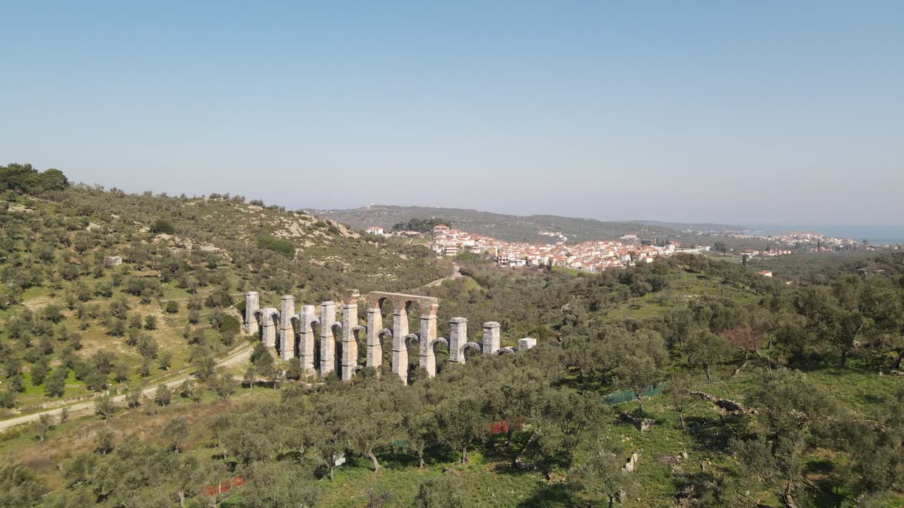 un acercamiento aéreo con drones al acueducto romano de moria, lesbos, grecia