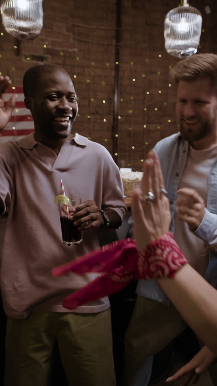 amigos celebrando una fiesta