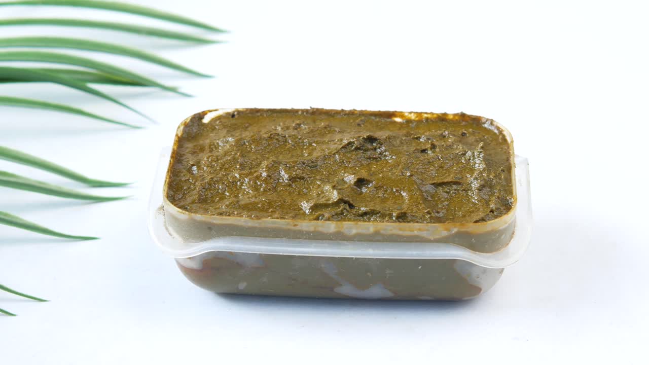 pasta de henna en un recipiente