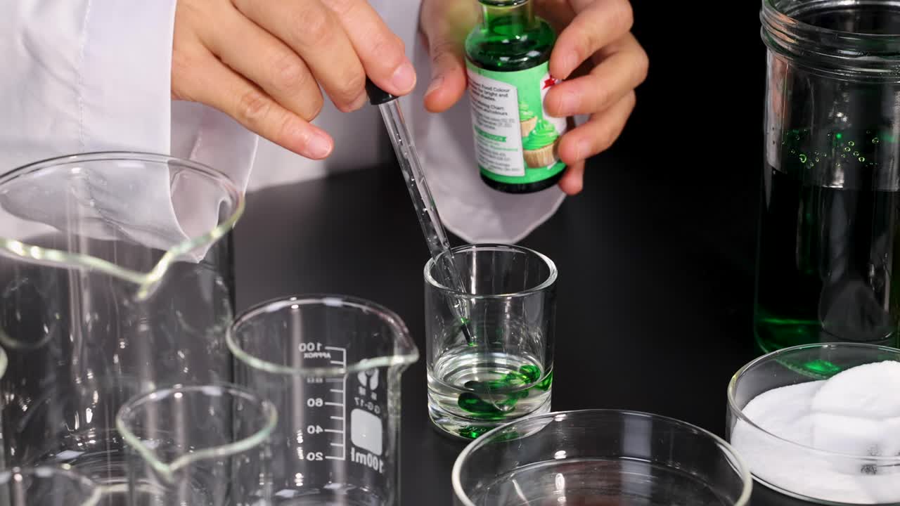 experimento que implica una reacción química y la formación de humo