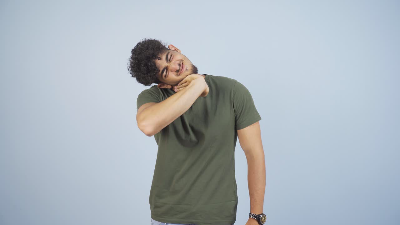 목에 통증이 있는 남자