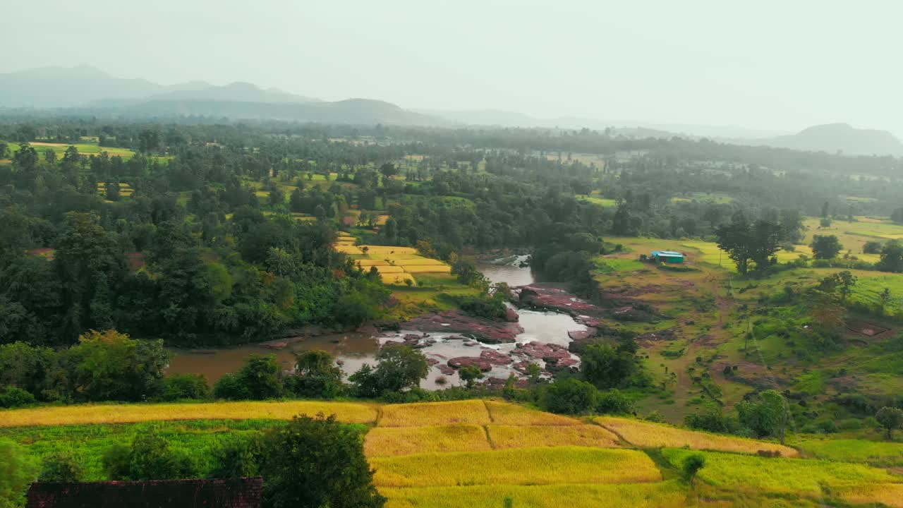 río que fluye de maharashtra a través de rocas y montañas