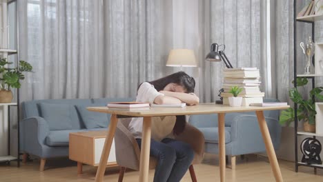 책상 에서 자고 있는 피곤 한 학생