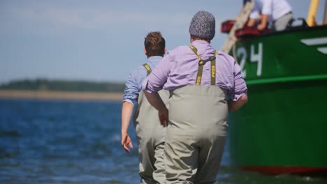 Pescador-Trabajador-Caminando-En-El-Mar-Hacia-Un-Barco-En-Cámara-Lenta