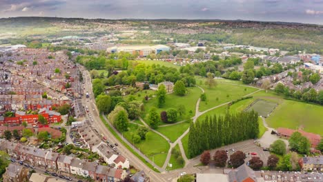 Hermosa-Toma-Aérea-De-Una-Ciudad-Británica-Con-Campos-Verdes-Y-Colinas-Ondulantes