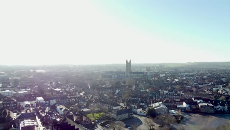 imágenes de sobrevuelo de drones con la catedral de canterbury al fondo y los tejados al frente