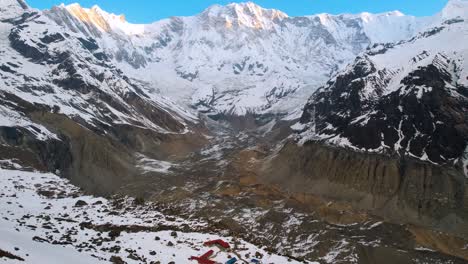 La-Luz-Del-Sol-Brilla-Sobre-Los-Nevados-Picos-De-Las-Montañas-Gletcher-En-El-Campamento-Base-De-Annapurna-Nepal