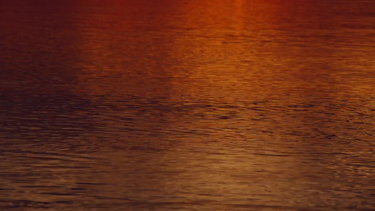 물 위 의 해 가 지는 반사