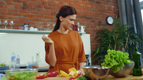 Chica-Preparando-Ensalada-De-Verduras-En-La-Cocina.-Mujer-Que-Huele-Bulbo-De-Cebolla-Fresca.