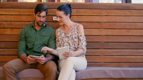 pareja usando teléfono móvil y tableta digital durante las vacaciones de safari 4k