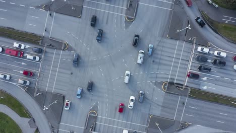 Coches-Cruzando-La-Intersección-En-El-Centro-De-La-Ciudad-De-Reykjavik,-Antena-De-Arriba-Hacia-Abajo