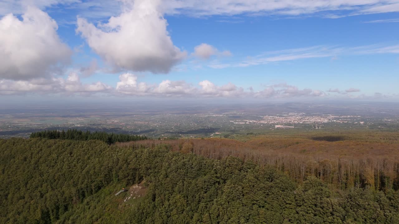 이탈리아의 비코 호수 (lake vico) - 이탈리아의 드론이 언덕 위에서 해가 지는 것을 촬영했습니다.
