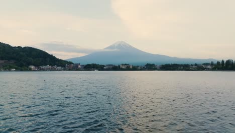 Volando-Sobre-El-Lago-Kawaguchi-Hacia-La-Impresionante-Montaña-Fuji,-Japón