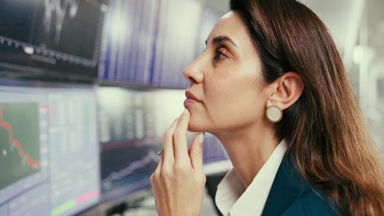 mujer de negocios mirando un gráfico del mercado de valores en su computadora