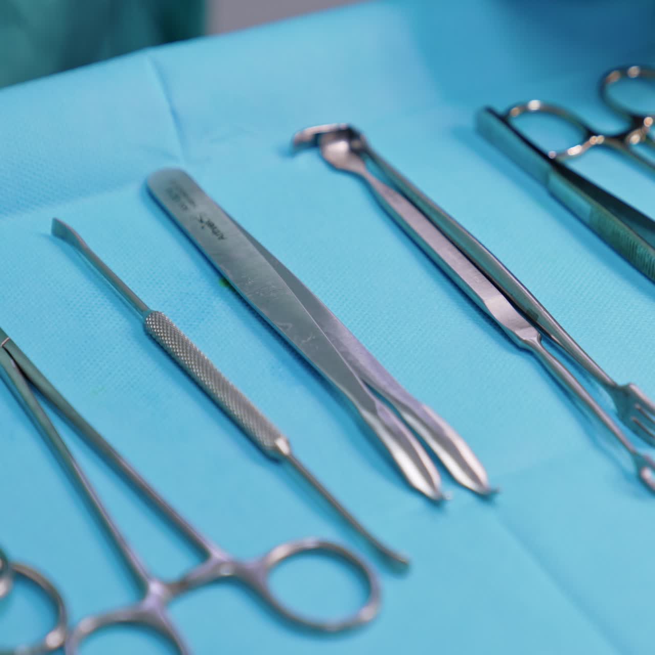 Mãos com luvas de látex marrom tocam os instrumentos de metal. Ferramentas no suporte cirúrgico preparadas para cirurgia ortopédica. Close-up
