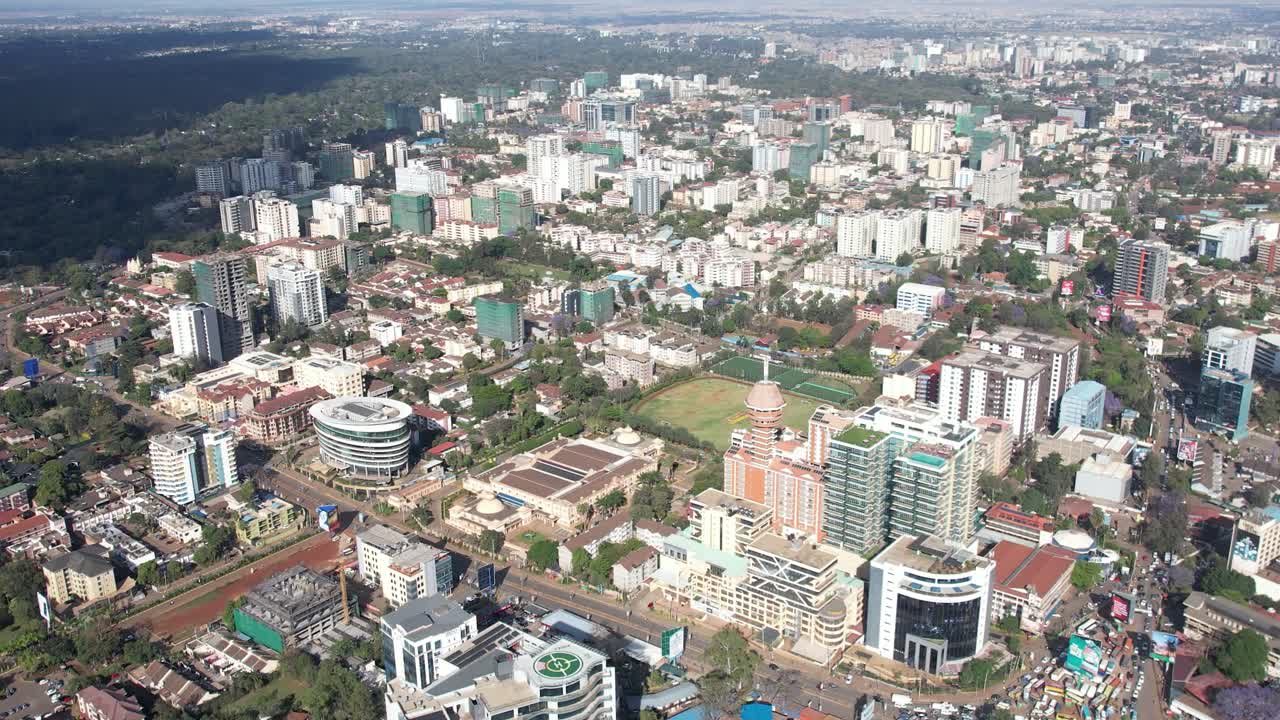 Splendido filmato aereo realizzato con drone della città di Nairobi, in Kenya, che mostra gli animati spazi urbani adibiti a uffici, le moderne aree residenziali, la Nairobi Expressway e la Waiyaki Way. Acquisito durante il giorno.