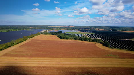 Vista-Panorámica-De-Paneles-Solares-En-Llanuras-Rurales-Con-Hermosas-Nubes-En-El-Cielo-Azul