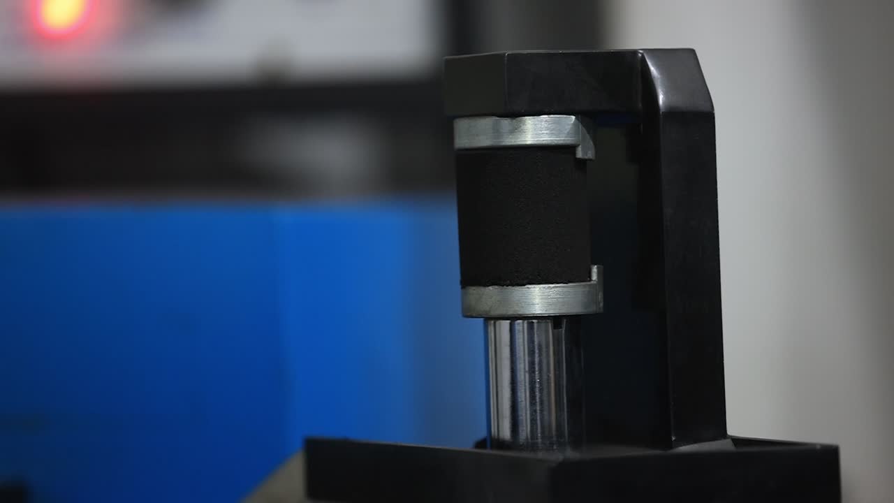 primer concepto de seguridad, científico midiendo la acidez y el ph del suelo en la mesa, primer plano, análisis de laboratorio