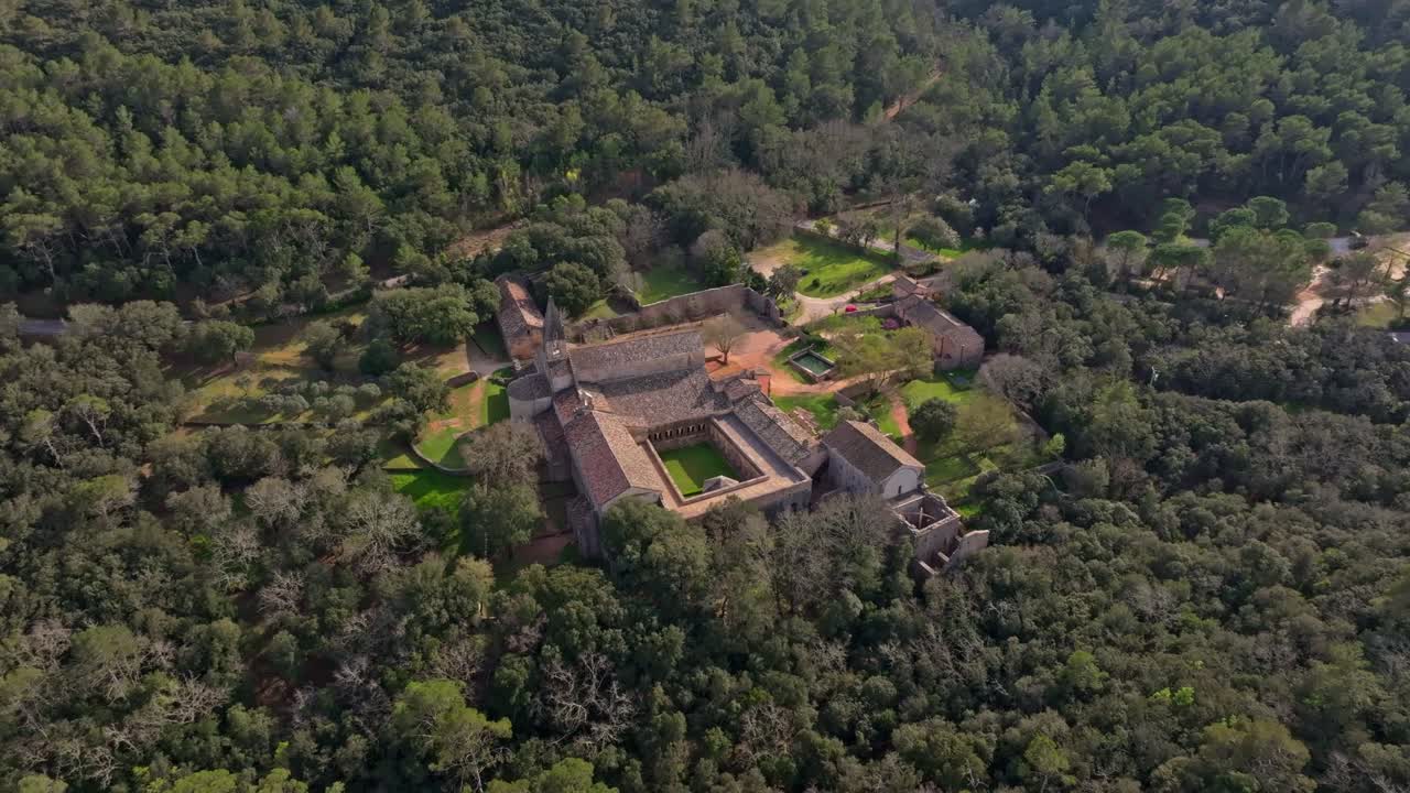 Vista aerea di un'abbazia medievale con tetti in tegole rosse, Thoronet, Francia